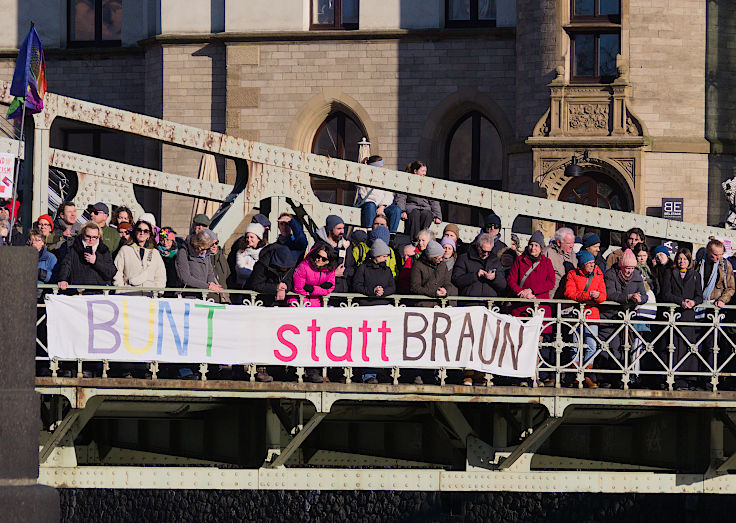 © www.mutbuergerdokus.de: Demonstration 'BUNT statt BRAUN – AUFS WASSER für DEMOKRATIE und VIELFALT!'