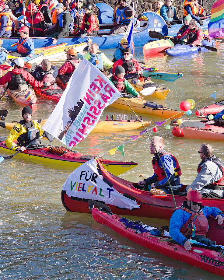 © www.mutbuergerdokus.de: Demonstration 'BUNT statt BRAUN – AUFS WASSER für DEMOKRATIE und VIELFALT!'