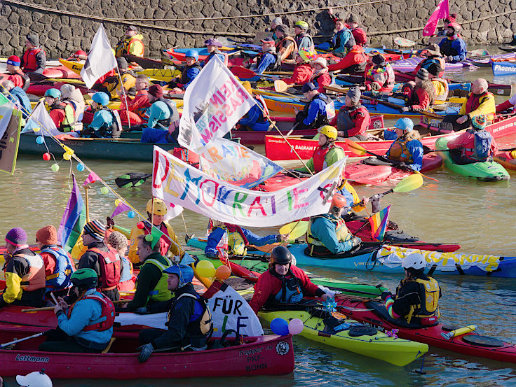 © www.mutbuergerdokus.de: Demonstration 'BUNT statt BRAUN – AUFS WASSER für DEMOKRATIE und VIELFALT!'