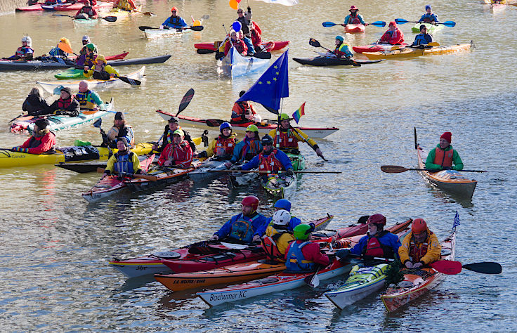© www.mutbuergerdokus.de: Demonstration 'BUNT statt BRAUN – AUFS WASSER für DEMOKRATIE und VIELFALT!'