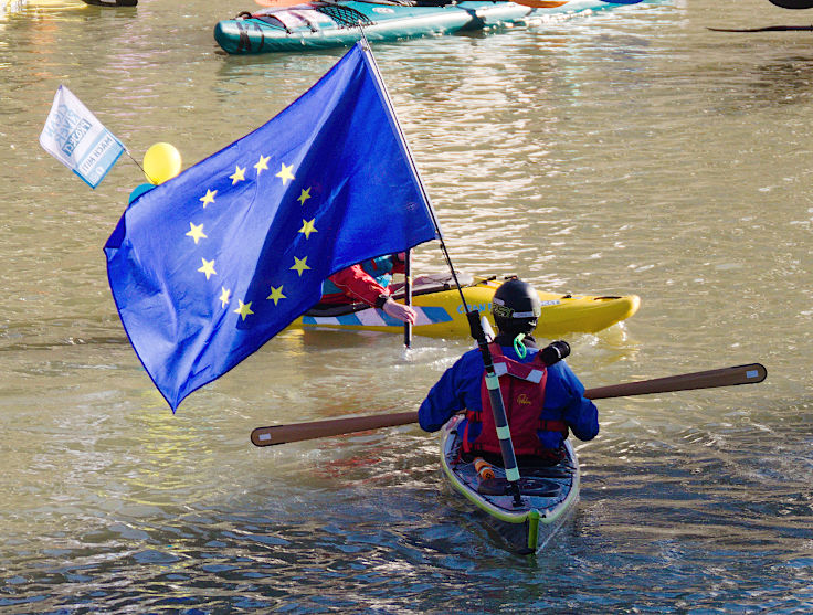 © www.mutbuergerdokus.de: Demonstration 'BUNT statt BRAUN – AUFS WASSER für DEMOKRATIE und VIELFALT!'