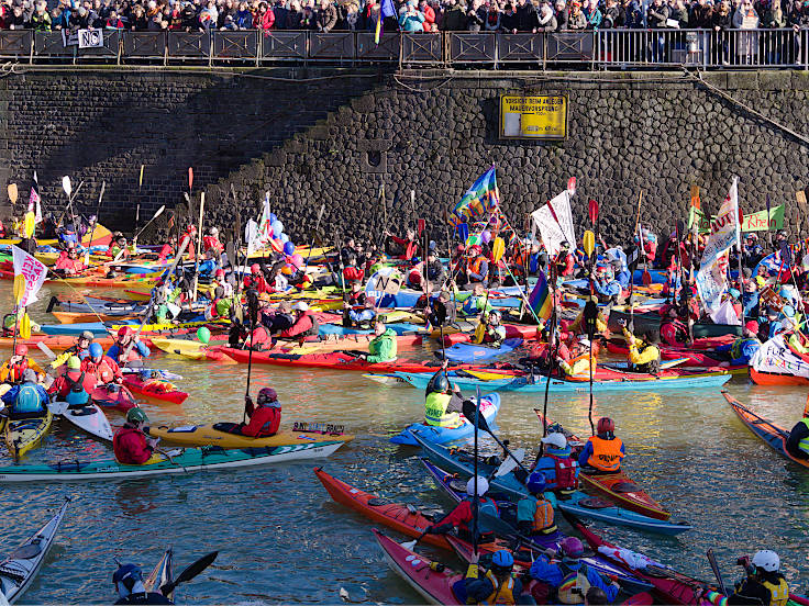 © www.mutbuergerdokus.de: Demonstration 'BUNT statt BRAUN – AUFS WASSER für DEMOKRATIE und VIELFALT!'