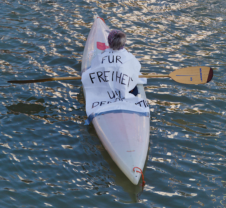 © www.mutbuergerdokus.de: Demonstration 'BUNT statt BRAUN – AUFS WASSER für DEMOKRATIE und VIELFALT!'