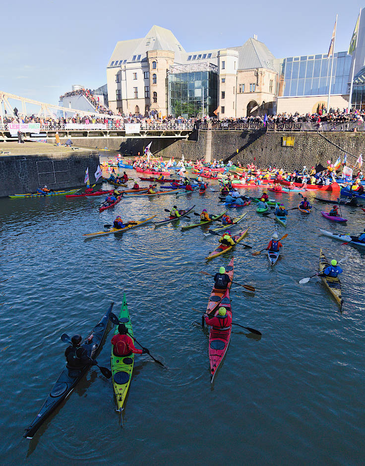 © www.mutbuergerdokus.de: Demonstration 'BUNT statt BRAUN – AUFS WASSER für DEMOKRATIE und VIELFALT!'