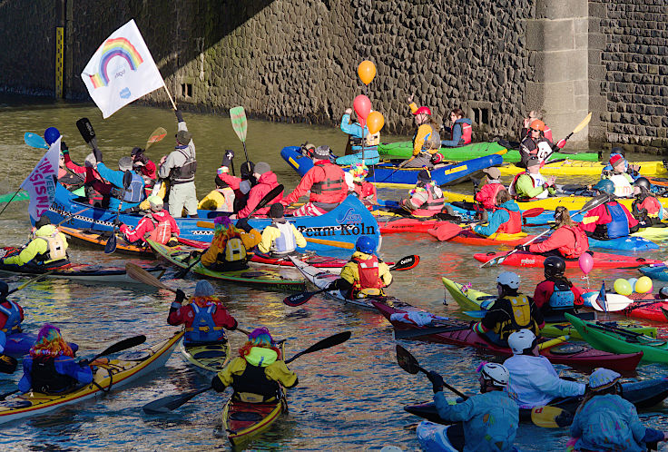 © www.mutbuergerdokus.de: Demonstration 'BUNT statt BRAUN – AUFS WASSER für DEMOKRATIE und VIELFALT!'