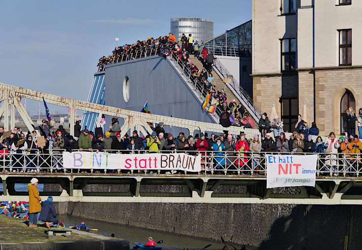 © www.mutbuergerdokus.de: Demonstration 'BUNT statt BRAUN – AUFS WASSER für DEMOKRATIE und VIELFALT!'