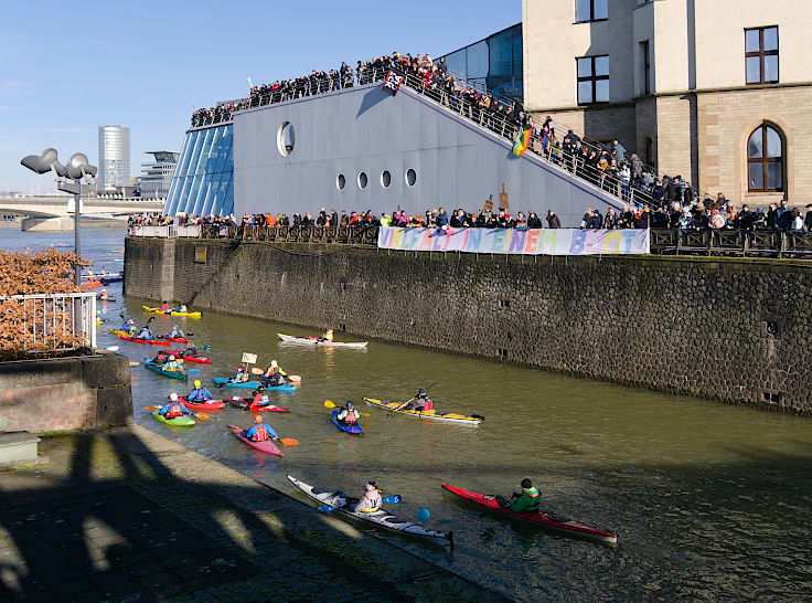 © www.mutbuergerdokus.de: Demonstration 'BUNT statt BRAUN – AUFS WASSER für DEMOKRATIE und VIELFALT!'