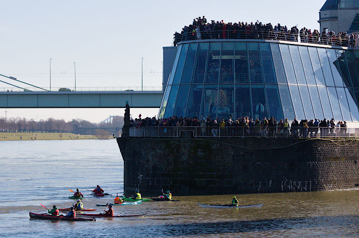 © www.mutbuergerdokus.de: Demonstration 'BUNT statt BRAUN – AUFS WASSER für DEMOKRATIE und VIELFALT!'