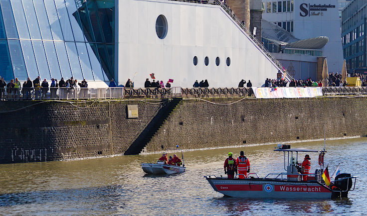 © www.mutbuergerdokus.de: Demonstration 'BUNT statt BRAUN – AUFS WASSER für DEMOKRATIE und VIELFALT!'