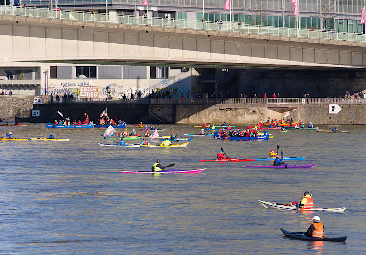 © www.mutbuergerdokus.de: Demonstration 'BUNT statt BRAUN – AUFS WASSER für DEMOKRATIE und VIELFALT!'