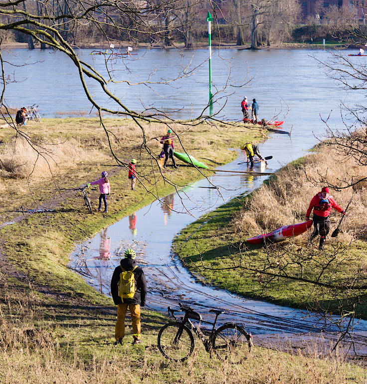 © www.mutbuergerdokus.de: Demonstration 'BUNT statt BRAUN – AUFS WASSER für DEMOKRATIE und VIELFALT!'
