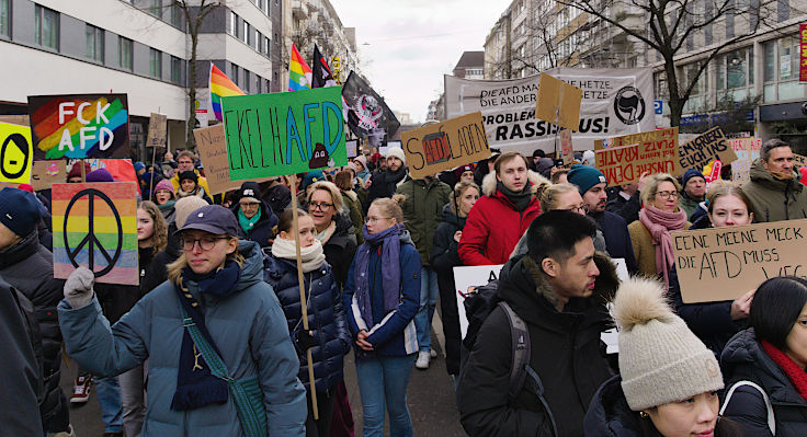 © www.mutbuergerdokus.de: Düsseldorf stellt sich quer: Demonstration 'Gegen die AfD und die Rechtsentwicklung der Gesellschaft'