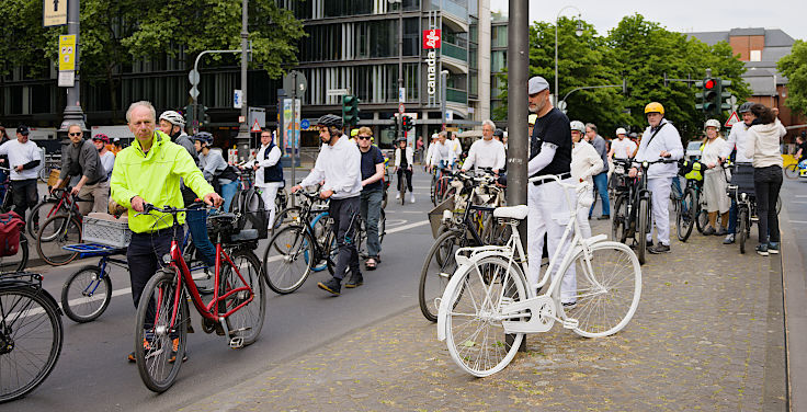 © www.mutbuergerdokus.de: ADFC Köln: 9. 'Ride of Silence'