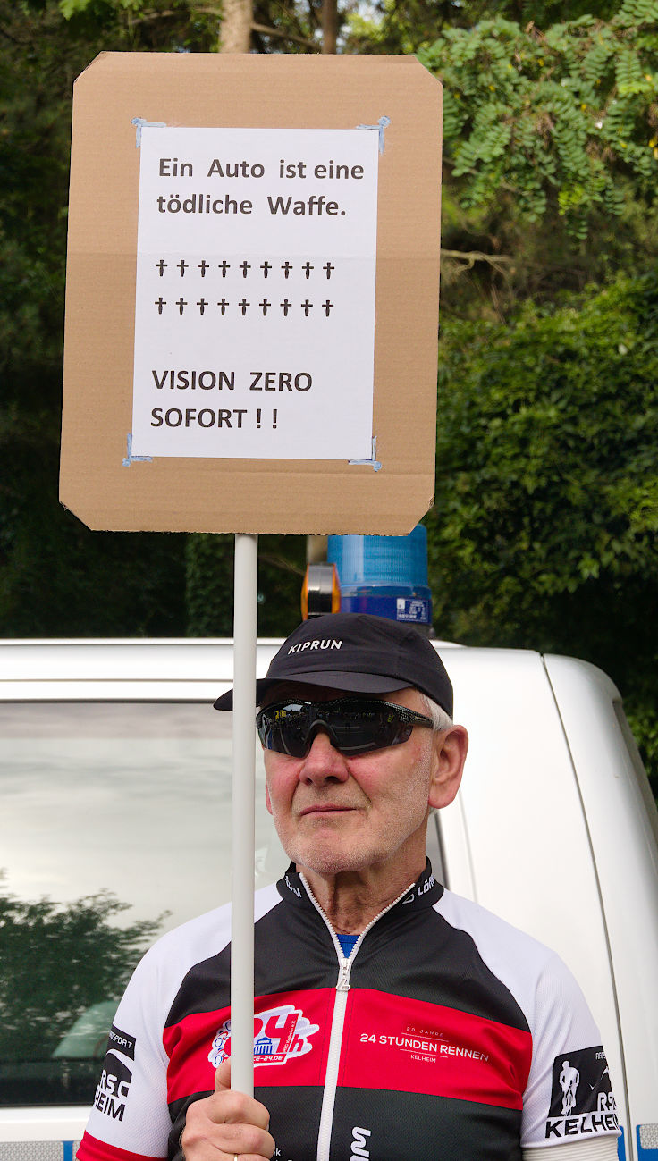 &copy; www.mutbuergerdokus.de: Kundgebung 'Vision Zero - Fahrt von K&ouml;ln zur Mahnwache nach H&uuml;rth. Keine weiteren Toten in H&uuml;rth und anderswo!'