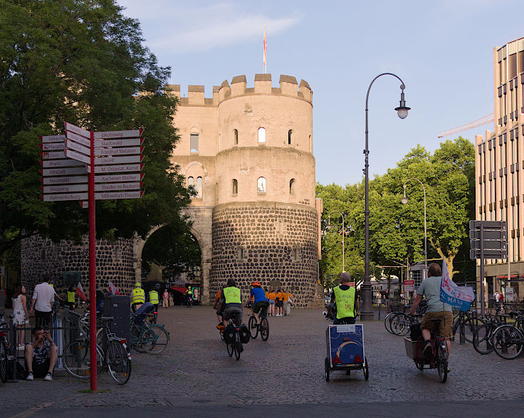 &copy; www.mutbuergerdokus.de: Kundgebung 'Vision Zero - Fahrt von K&ouml;ln zur Mahnwache nach H&uuml;rth. Keine weiteren Toten in H&uuml;rth und anderswo!'