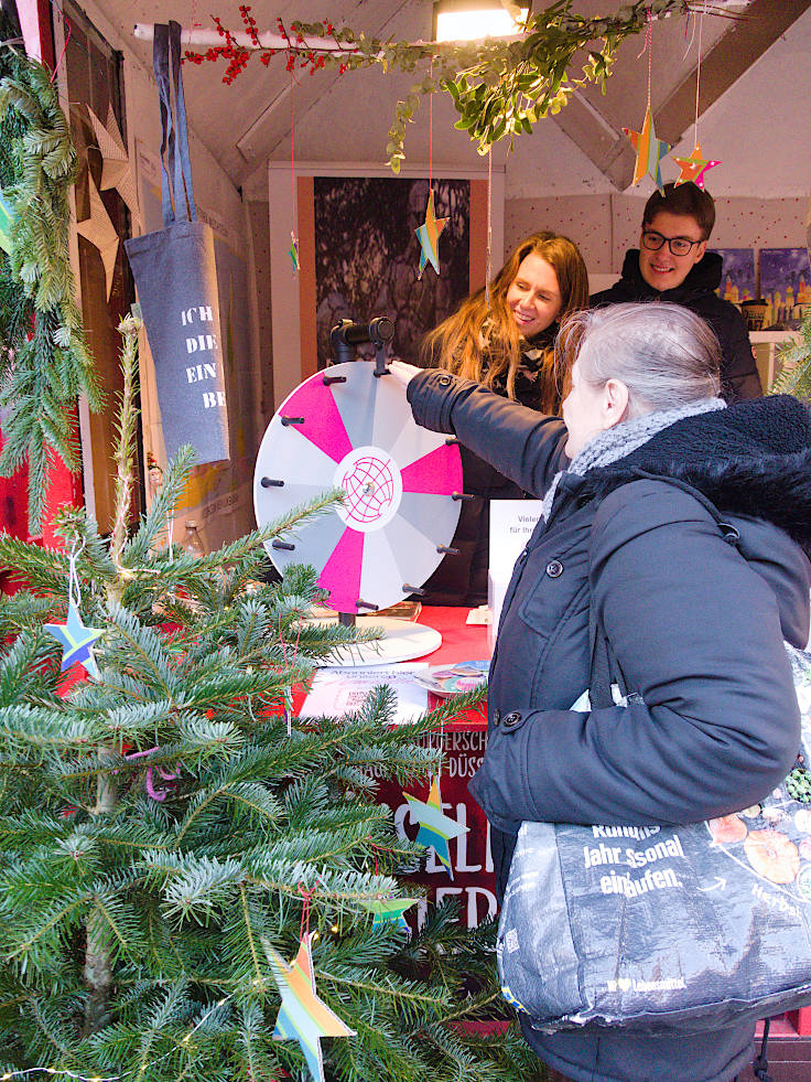 © www.mutbuergerdokus.de: Weihnachtshütte für das Düsseldorfer Ehrenamt © www.mutbuergerdokus.de: Weihnachtshütte für das Düsseldorfer Ehrenamt