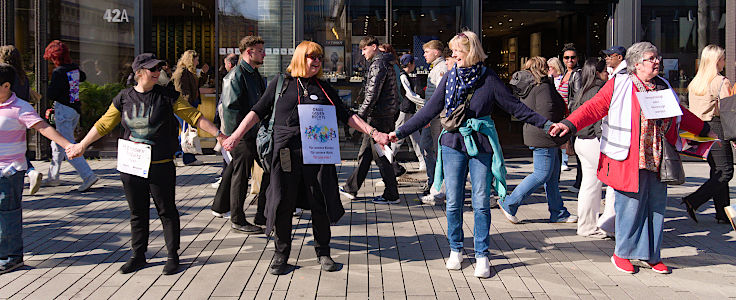 &copy; www.mutbuergerdokus.de: Omas gegen Rechts D&uuml;sseldorf: Menschenkette 'Zusammen gegen Rassismus: 100% Menschenw&uuml;rde'