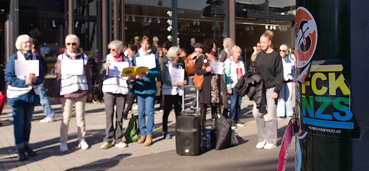 &copy; www.mutbuergerdokus.de: Omas gegen Rechts D&uuml;sseldorf: Menschenkette 'Zusammen gegen Rassismus: 100% Menschenw&uuml;rde'