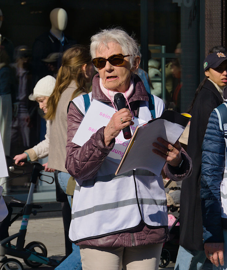 &copy; www.mutbuergerdokus.de: Omas gegen Rechts D&uuml;sseldorf: Menschenkette 'Zusammen gegen Rassismus: 100% Menschenw&uuml;rde'