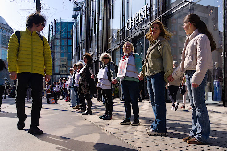 &copy; www.mutbuergerdokus.de: Omas gegen Rechts D&uuml;sseldorf: Menschenkette 'Zusammen gegen Rassismus: 100% Menschenw&uuml;rde'