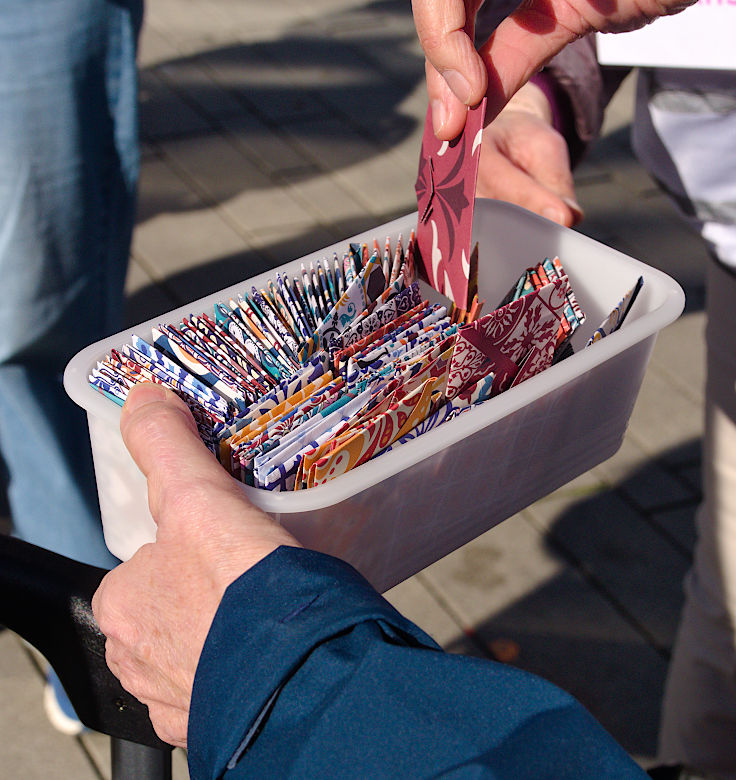 &copy; www.mutbuergerdokus.de: Omas gegen Rechts D&uuml;sseldorf: Menschenkette 'Zusammen gegen Rassismus: 100% Menschenw&uuml;rde'