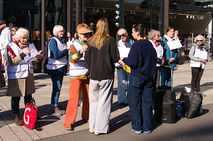 &copy; www.mutbuergerdokus.de: Omas gegen Rechts D&uuml;sseldorf: Menschenkette 'Zusammen gegen Rassismus: 100% Menschenw&uuml;rde'