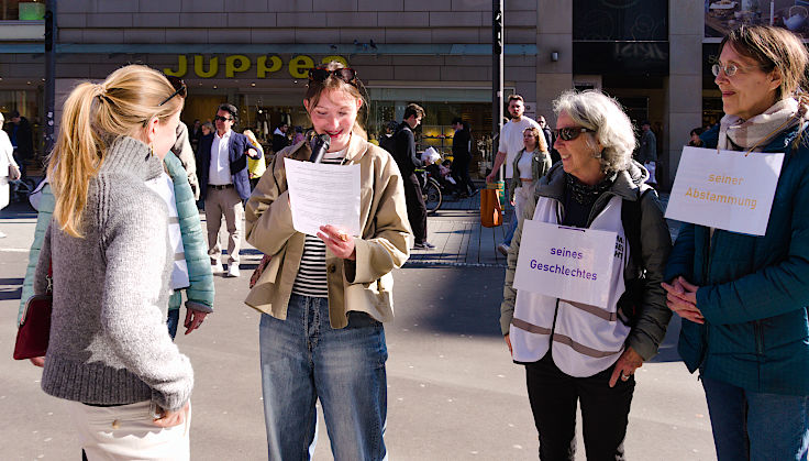 &copy; www.mutbuergerdokus.de: Omas gegen Rechts D&uuml;sseldorf: Menschenkette 'Zusammen gegen Rassismus: 100% Menschenw&uuml;rde'