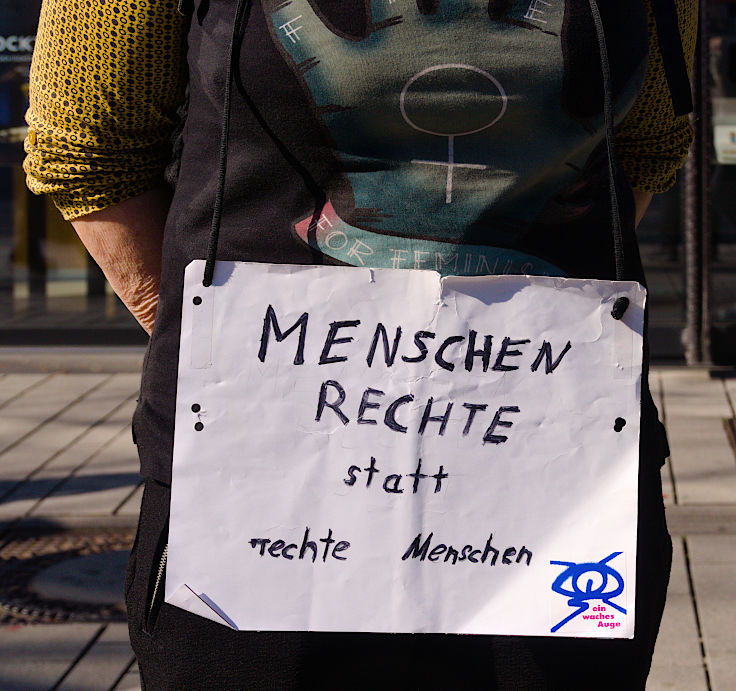 &copy; www.mutbuergerdokus.de: Omas gegen Rechts D&uuml;sseldorf: Menschenkette 'Zusammen gegen Rassismus: 100% Menschenw&uuml;rde'