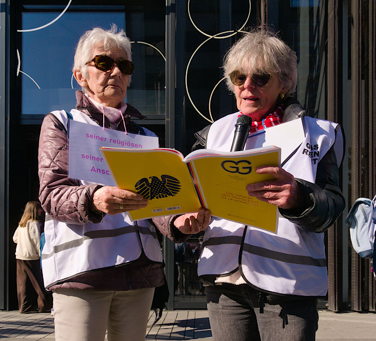&copy; www.mutbuergerdokus.de: Omas gegen Rechts D&uuml;sseldorf: Menschenkette 'Zusammen gegen Rassismus: 100% Menschenw&uuml;rde'