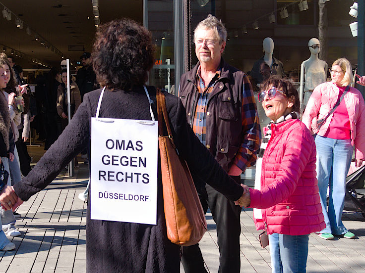 &copy; www.mutbuergerdokus.de: Omas gegen Rechts D&uuml;sseldorf: Menschenkette 'Zusammen gegen Rassismus: 100% Menschenw&uuml;rde'