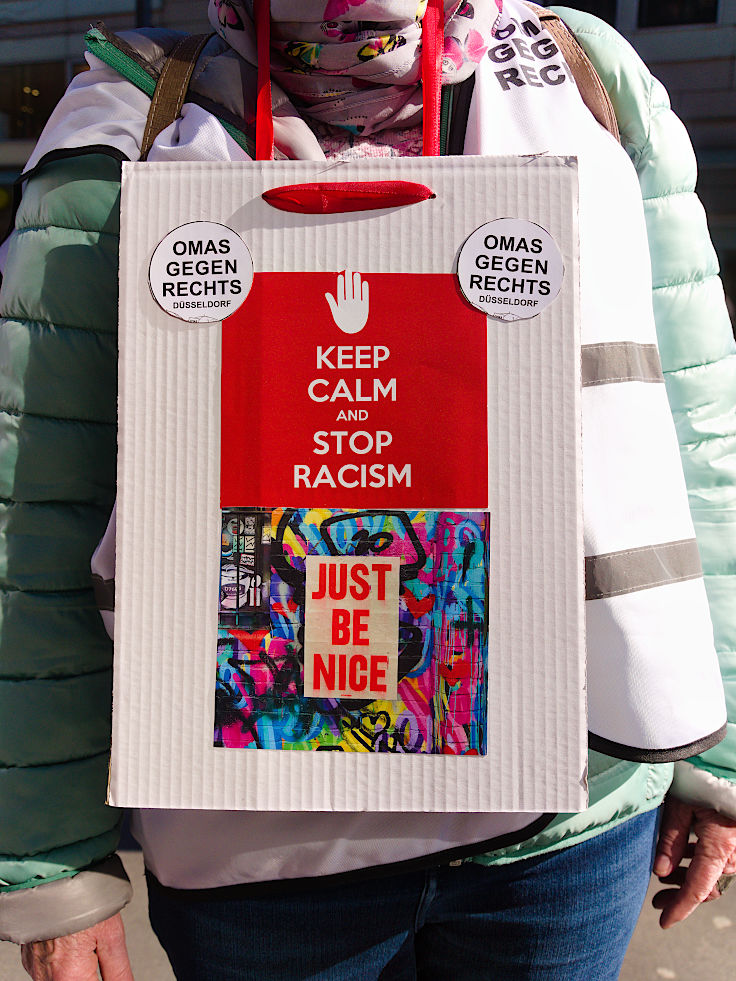 &copy; www.mutbuergerdokus.de: Omas gegen Rechts D&uuml;sseldorf: Menschenkette 'Zusammen gegen Rassismus: 100% Menschenw&uuml;rde'