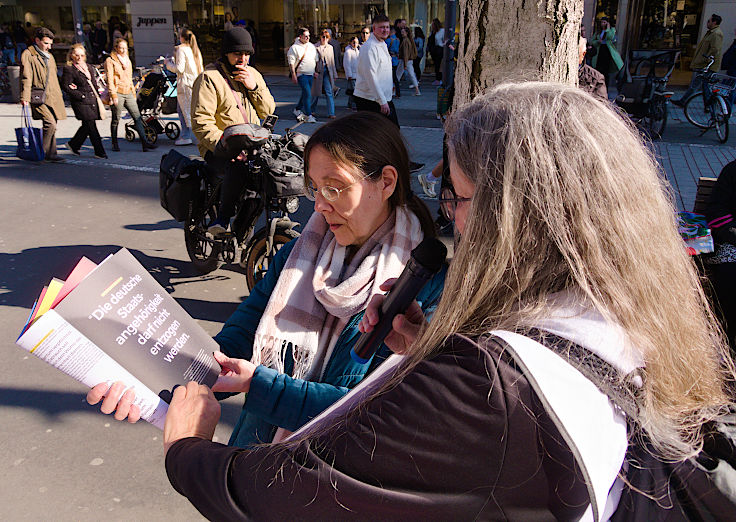 &copy; www.mutbuergerdokus.de: Omas gegen Rechts D&uuml;sseldorf: Menschenkette 'Zusammen gegen Rassismus: 100% Menschenw&uuml;rde'