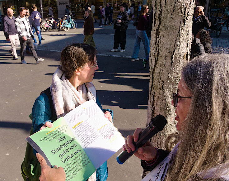 &copy; www.mutbuergerdokus.de: Omas gegen Rechts D&uuml;sseldorf: Menschenkette 'Zusammen gegen Rassismus: 100% Menschenw&uuml;rde'
