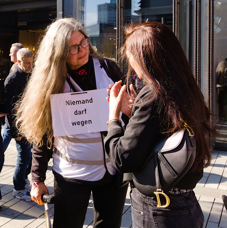 &copy; www.mutbuergerdokus.de: Omas gegen Rechts D&uuml;sseldorf: Menschenkette 'Zusammen gegen Rassismus: 100% Menschenw&uuml;rde'