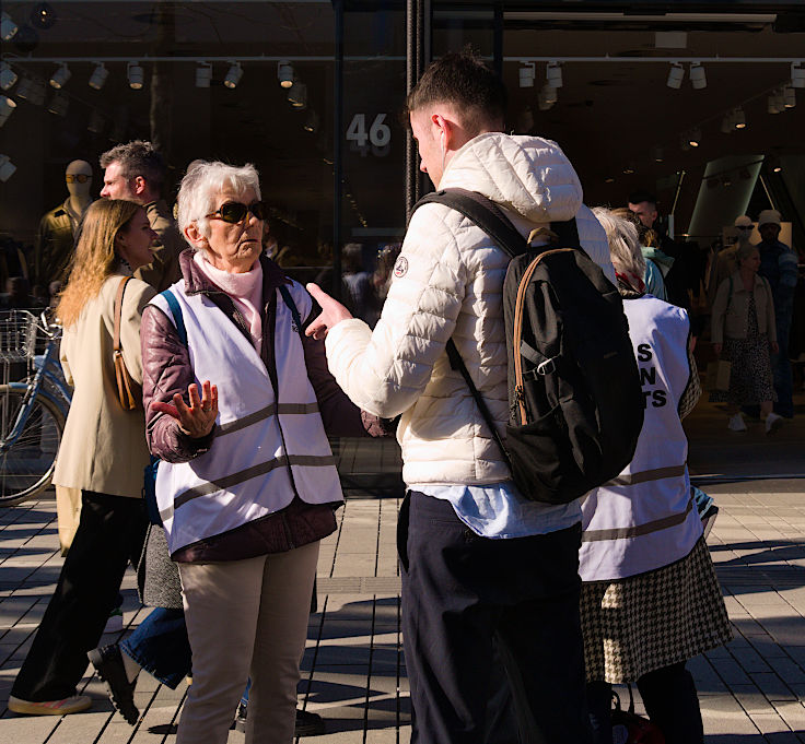 &copy; www.mutbuergerdokus.de: Omas gegen Rechts D&uuml;sseldorf: Menschenkette 'Zusammen gegen Rassismus: 100% Menschenw&uuml;rde'