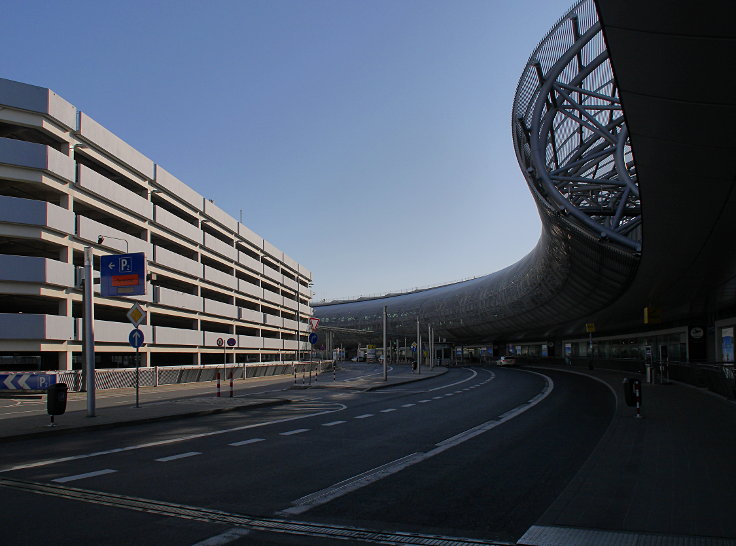 © www.mutbuergerdokus.de: Corona Lockdown: Ein Flughafen bleibt am Boden