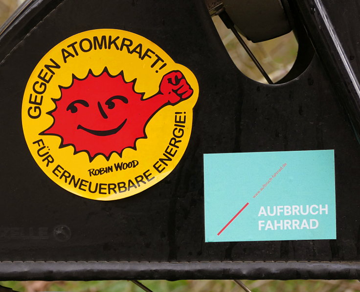 Aufkleber: 'GEGEN ATOMKRAFT! FÜR ERNEUERBARE ENERGIE!' und 'AUFBRUCH FAHRRAD'