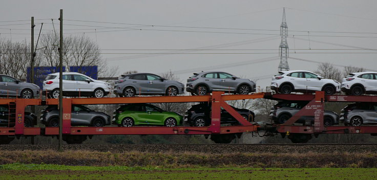 Auto-Transport auf Zug