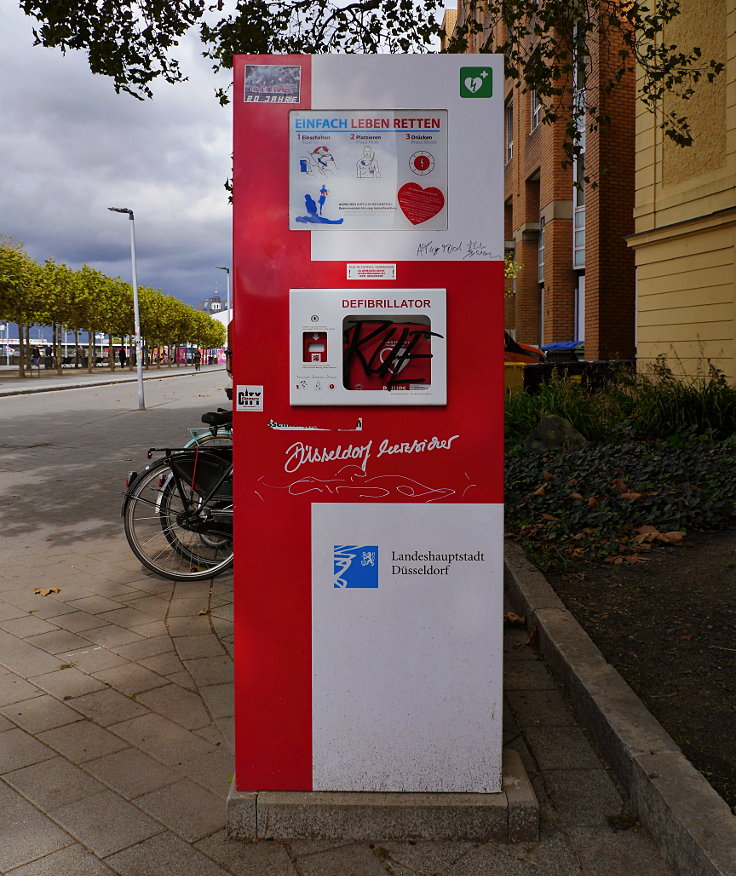Defibrillator an der Rheinuferpromenade in Düsseldorf
