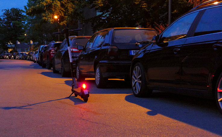 E-Scooter auf Straße geparkt