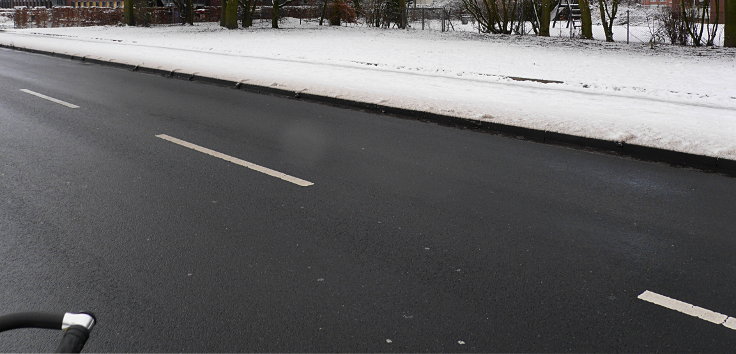 Schnee räumen auf dem Fahrradweg