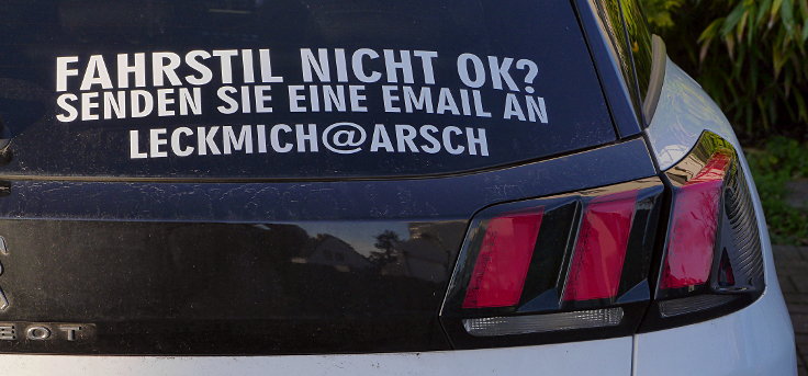 Aufkleber: 'FAHRSTIL NICHT OK?'