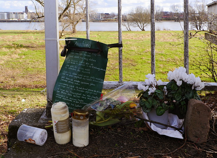 Gedenkort für ein Flussopfer am Rhein in Köln