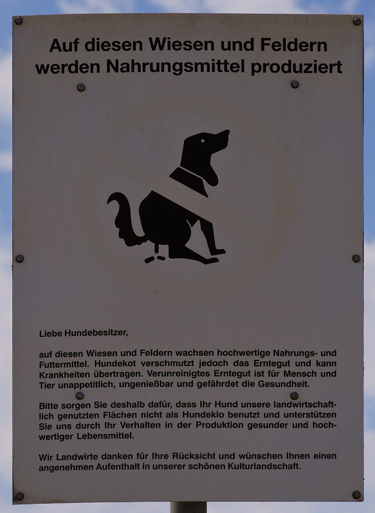 Hundekacke auf dem Acker