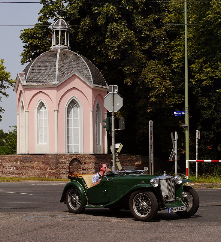 Oldtimer vor dem Teehäuschen in Meerbusch