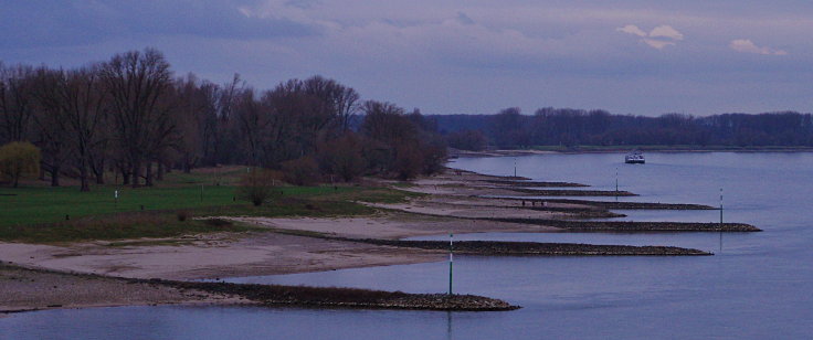 © www.mutbuergerdokus.de: Niedrigwasser am Rhein