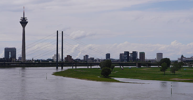 © www.mutbuergerdokus.de: Niedrigwasser am Rhein