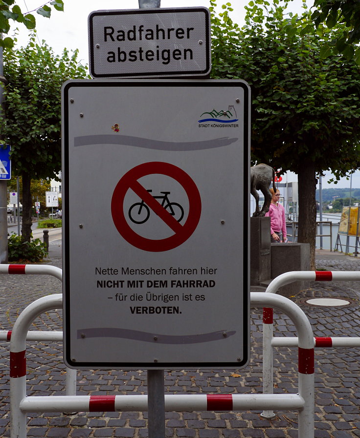 Schild: 'Fahrrad fahren verboten' in freundlich