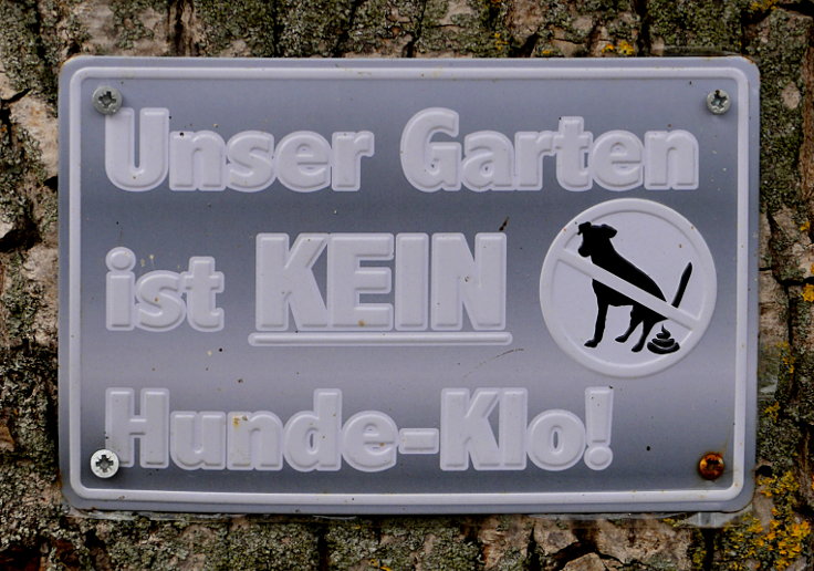 Schild: 'Unser Garten ist KEIN Hunde-Klo!'