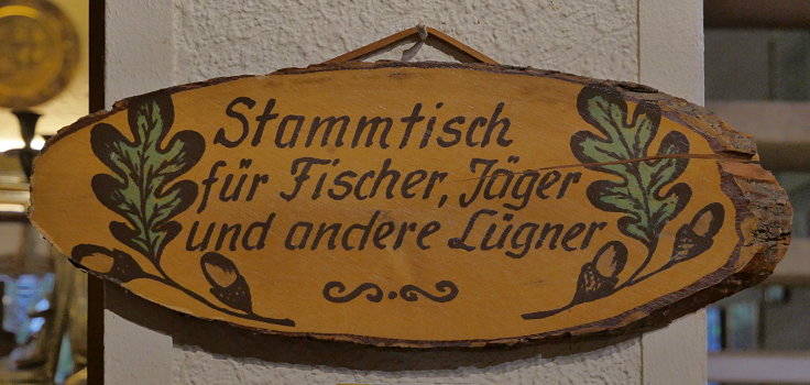 Schild: 'Stammtisch für Fischer, Jäger und andere Lügner'